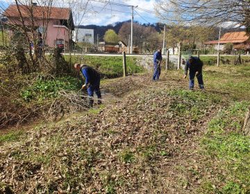 Uređen vodotok potoka Jazbinščak u Parku u Lugu Samoborskom Uređen vodotok potoka Jazbinščak u Parku u Lugu Samoborskom